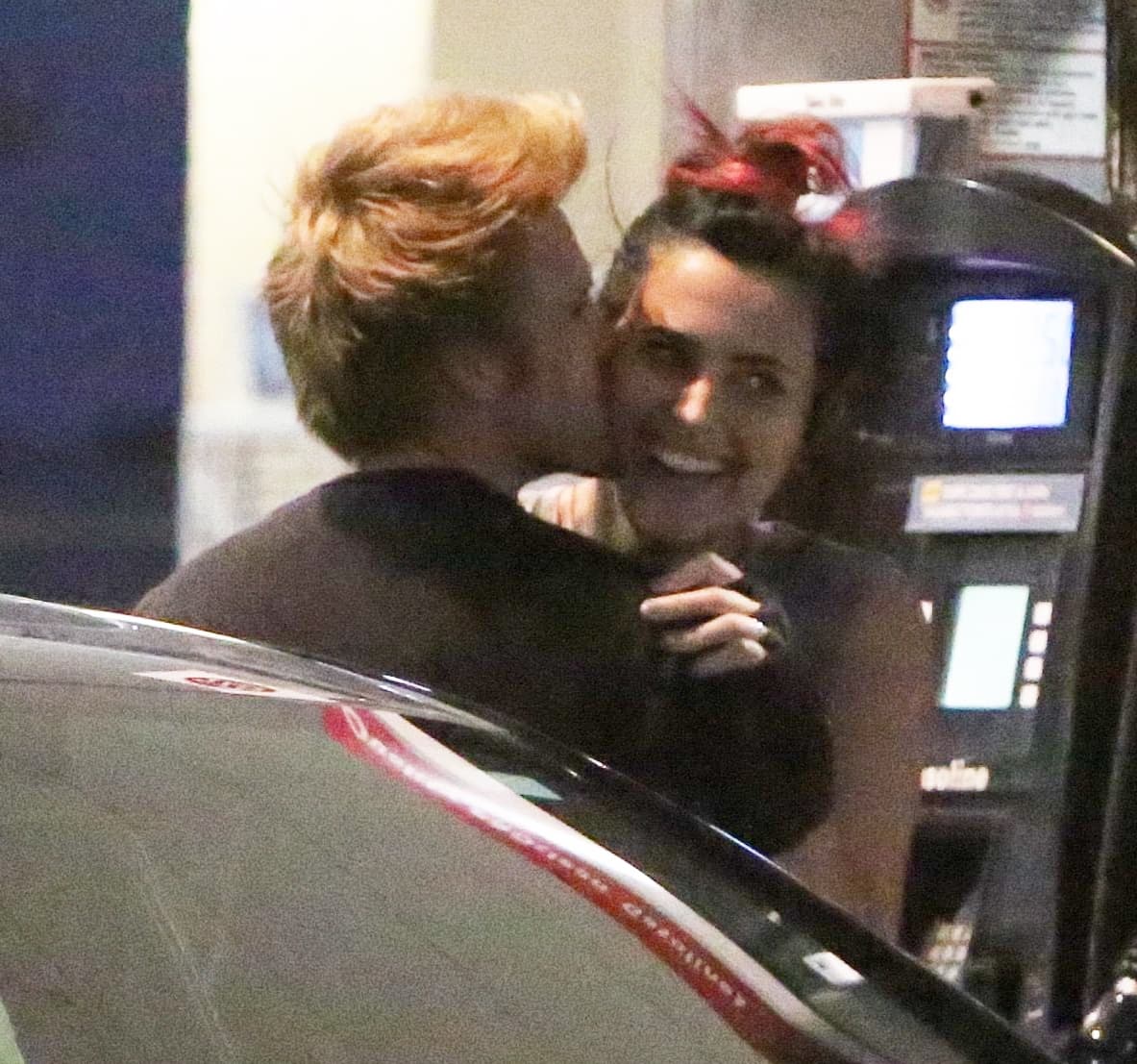 Chester no paraba de abrazarla y besarla.