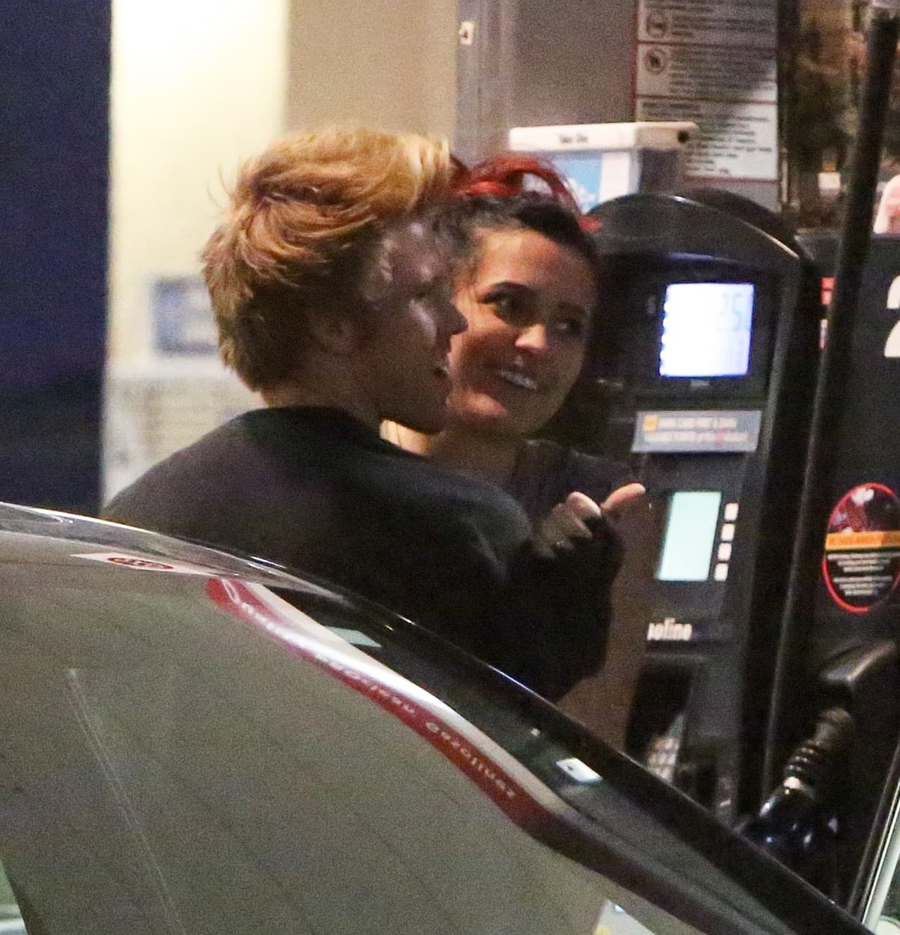 La hija de Michael se la pasó cariñosa y besando a su pareja, Chester Castellaw.