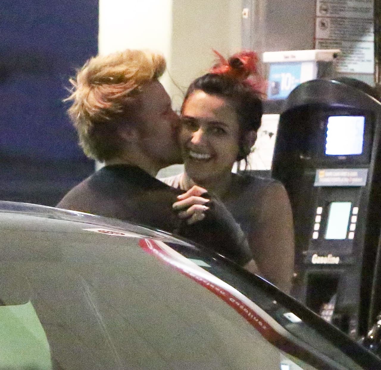 Ella moría de risa con sus besitos.