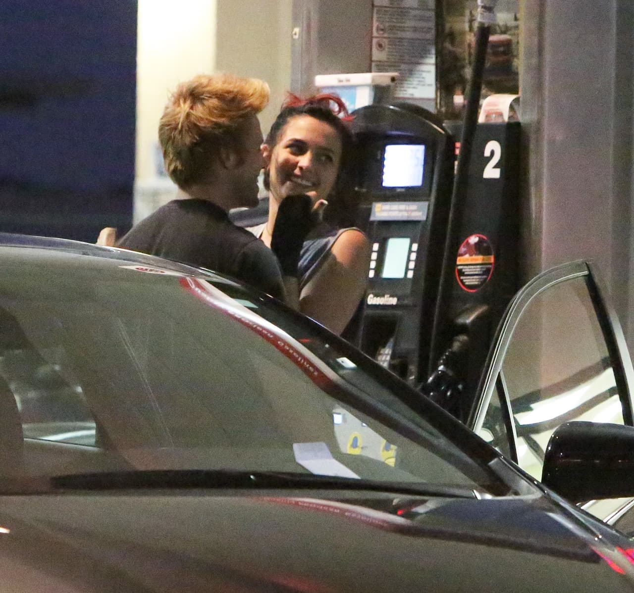 La hija de Michael se la pasó cariñosa y besando a su pareja, Chester Castellaw.