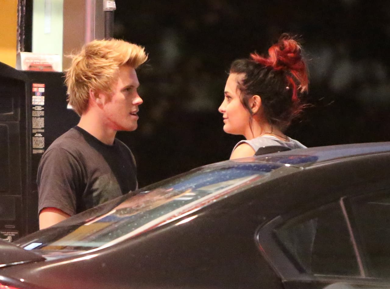 La hija de Michael se la pasó cariñosa y besando a su pareja, Chester Castellaw.