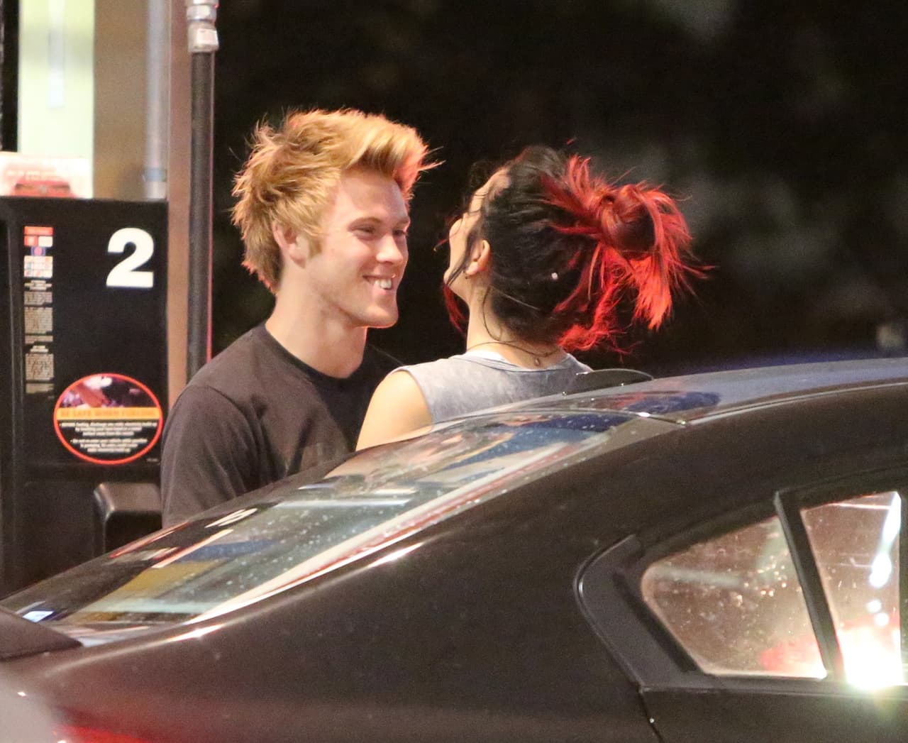 Él es su galán, Chester Castellaw.