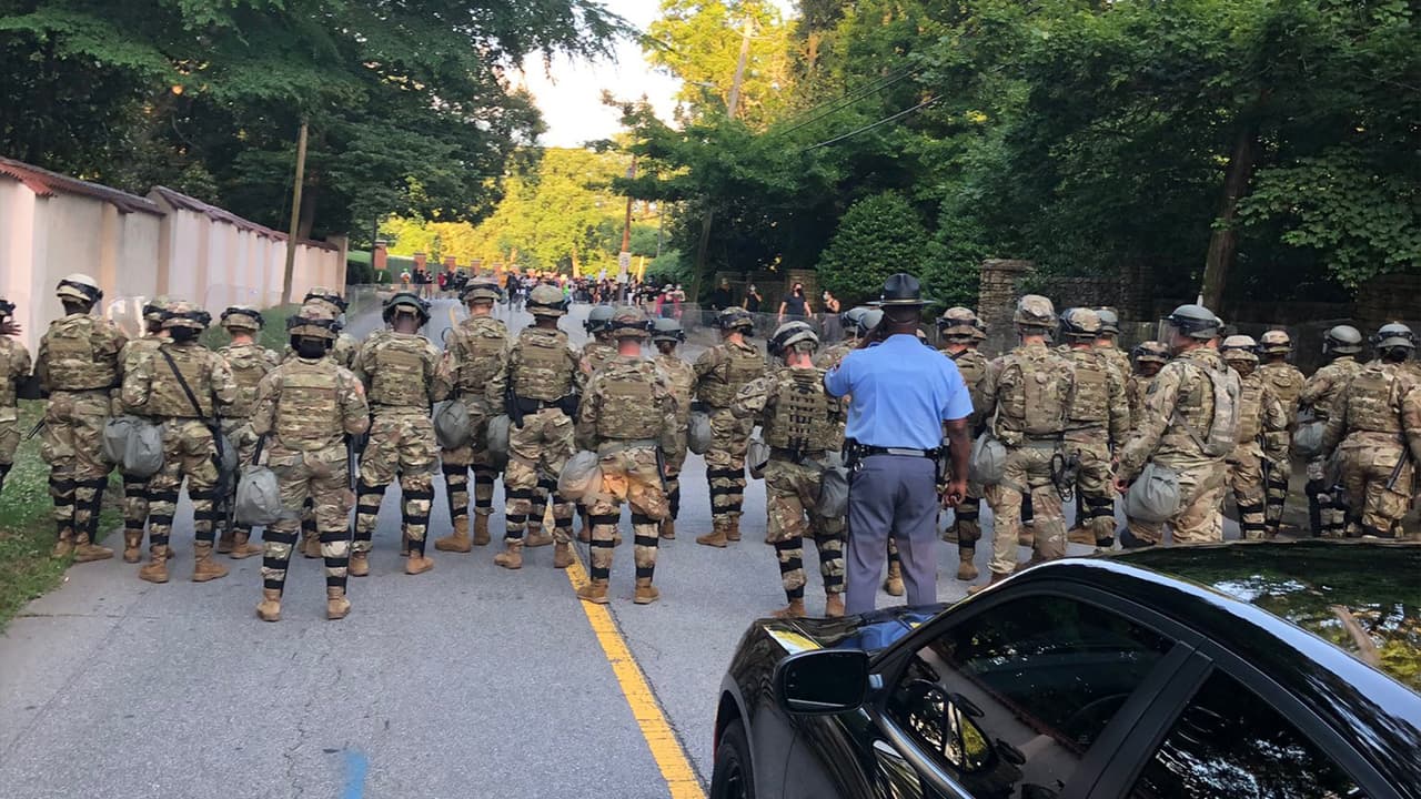 Brian Kemp ordenó el despliegue de 1,500 funcionarios de la Guardia Nacional tras violentas protestas en Atlanta