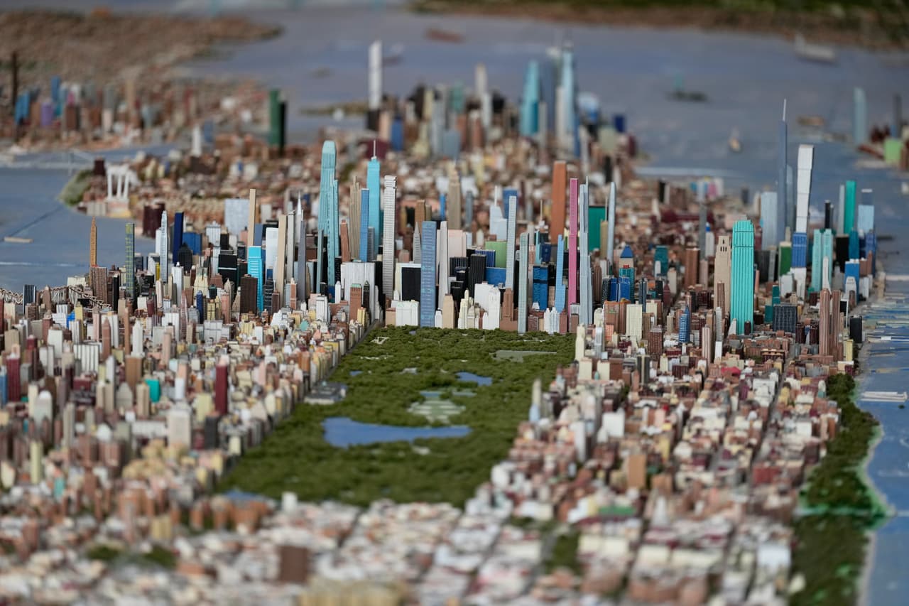 NUEVA YORK; Nueva York.- Un conductor de camión invirtió más de dos décadas de su tiempo libre en construir un modelo miniatura a escala de la ciudad de Nueva York que lo llevó de hacerse viral en Tik Tok hasta exponer su obra en el Museo de la Ciudad de Nueva York.