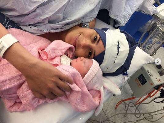 Con esta imagen, Carolina Soto anunció la llegada de su bebé esta mañana.