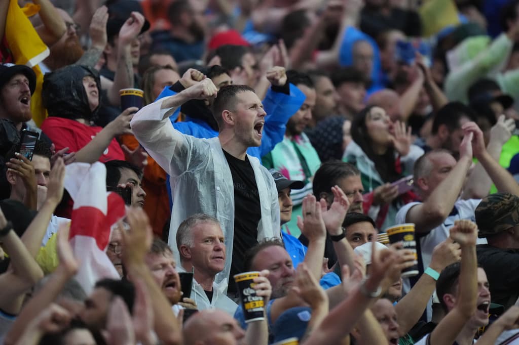 La afición en las tribunas fue incansable durante todo el encuentro.