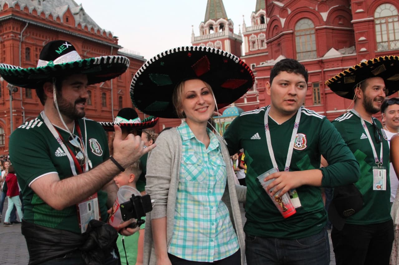 Tremendo jolgorio que armaron los aficionados mexicanos en la Plaza Roja en Moscú tras la gran victoria de la selección de México por 1-0 sobre Alemania. ¡Así festejaron! (Fotos: Ricardo Otero, enviado)
