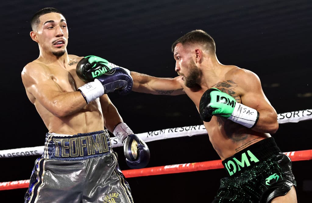 Su debut profesional llegó el 5 de noviembre de 2016, frente al mexicano Ishwar Siqueiros a quien derrotó por la vía del nocaut.
<br>