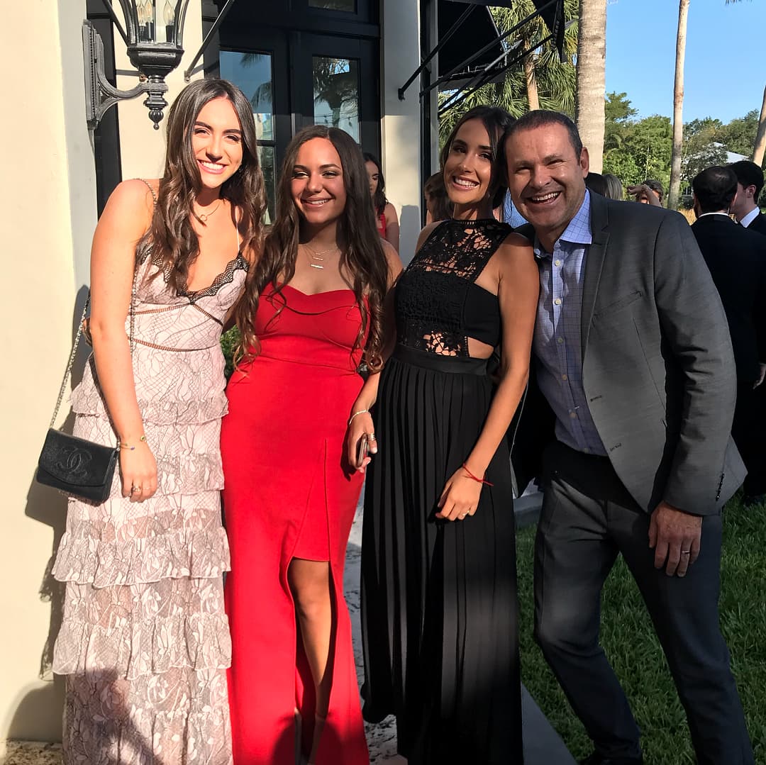 "¡De repente ya creció!, y de repente está por irse a la universidad del otro lado del país. Y de repente está en su 'prom night' y yo sacando las últimas fotos antes de su fiesta. Felicidades hijita hermosa Hanna Tacher. Disfruta la vida, porque es maravillosa", dijo Tacher en Instagram el día en que se graduó su hija.