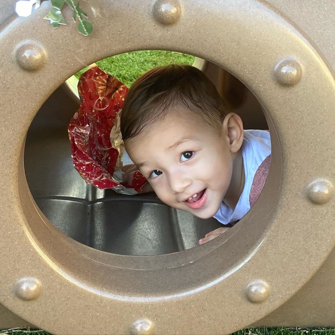 Los seguidores de la presentadora y actriz mexicana han comentado en diversas ocasiones lo lindo que les parece Liam, quien su duda heredó la simpatía de su padre.