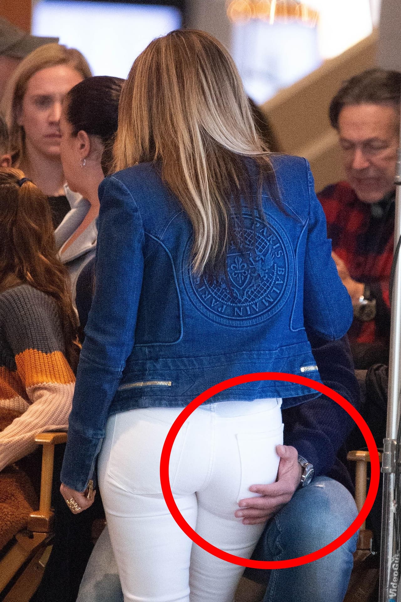 La pareja recién comprometida fue vista en Nueva York en el set de filmación de 
<b><a href="https://www.univision.com/shows/el-gordo-y-la-flaca/jlo-se-convierte-en-la-reina-del-tubo-a-rod-le-mostro-al-mundo-los-dotes-que-tiene-la-diva-del-bronx-video">'Hustlers', la nueva película de Jennifer López</a></b>. Se mostraron muy cariñosos, especialmente A-Rod, quien cada vez que podía, besaba o acariciaba a la actriz.