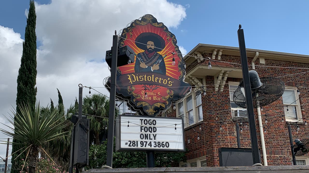 Este establecimiento localizado en la calle Westheimer Road instaló un anuncio para notificar a sus clientes que sólo sirven comida para llevar.