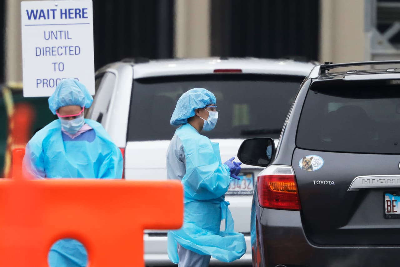 En Illinois, personal del Advocate Lutheran General Hospital, hacen pruebas a personas de detección de coronavirus en sus vehículos.