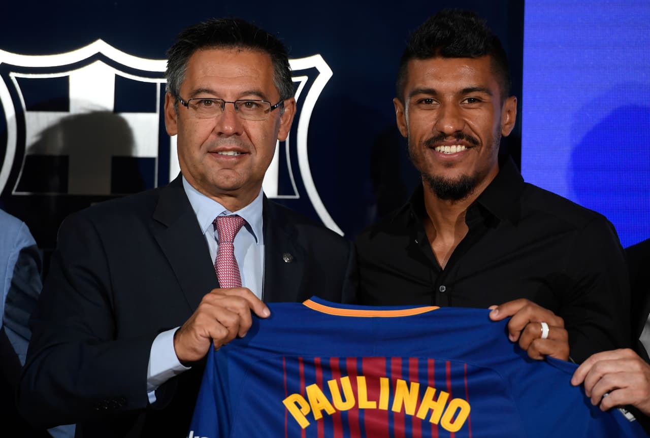 La prensa y la afición del Barcelona ha criticado el fichaje del brasileño Paulinho procedente de la Súper Liga de China.