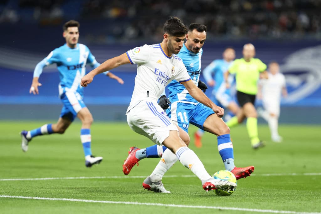 Toni Kroos y karim Benzema adelantan al Real madrid en el primer tiempo y gtras 90 minutos el Madrid logra vencer 2-1 al Rayo Vallecano.
