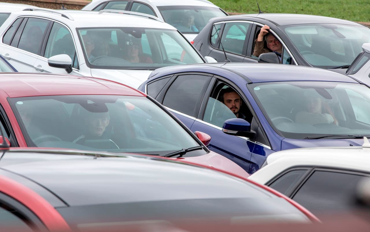 Mientras más oscuro sea el color de su vehículo, más rápido se va a calentar. De hecho, si en el exterior la temperatura está a 95 grados Fahrenheit, dentro de 10 minutos la temperatura puede alcanzar 124 grados. En media hora, 133 grados y en una hora 138 grados.