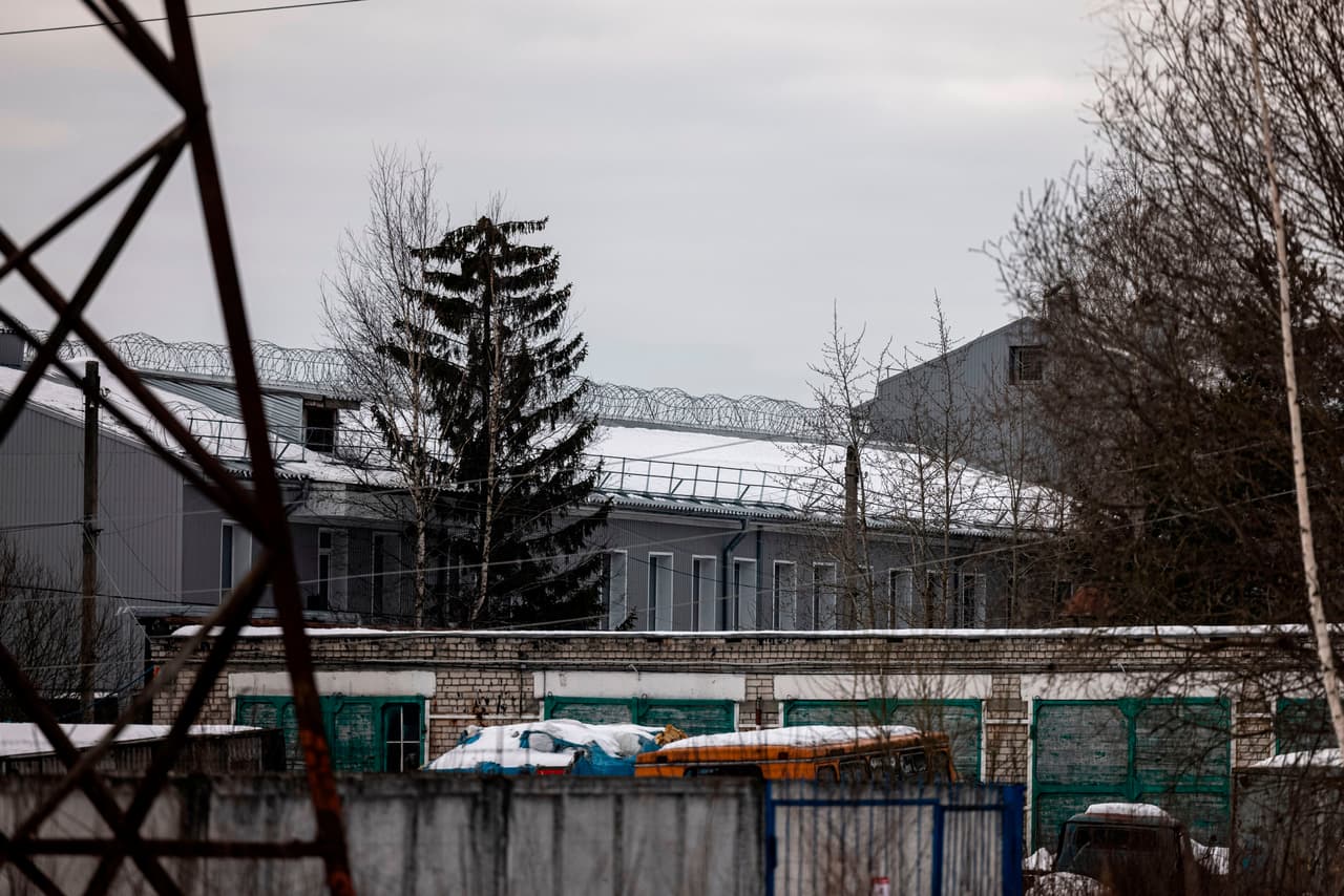 Las agencias de noticias rusas citaron este lunes a la abogada de Navalny, Olga Mikhailova, para confirmar que estaba en la colonia, diciendo que había podido visitarlo.