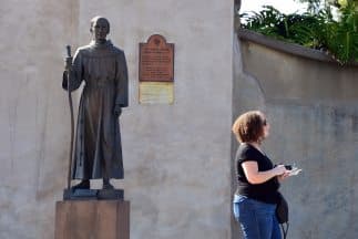 Estatua del fraile Junípero Serra, en Carmel, California
