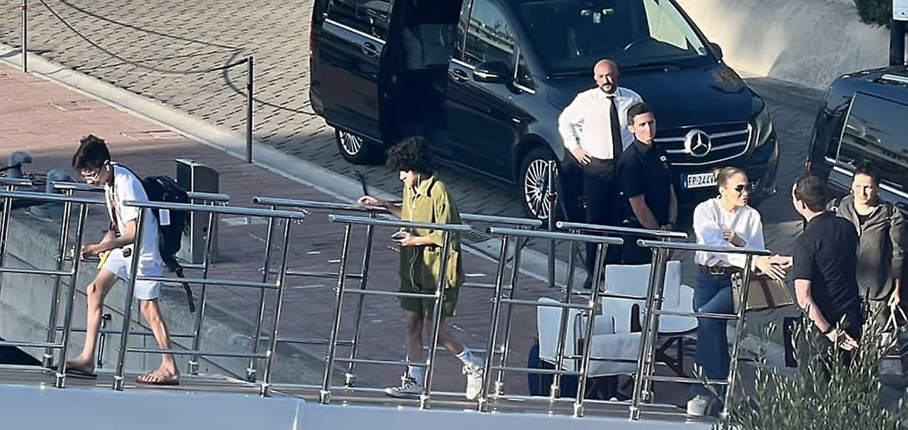 Mientras su esposo trabaja, Jennifer López continúa disfrutando de los países europeos, ahora en compañía de ‘Max’ y Emme, producto de su relación con Marc Anthony.
<br>