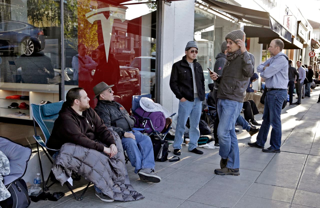 Compradores acampan a las puertas de los locales de Tesla en anticipación al lanzamiento del Model 3