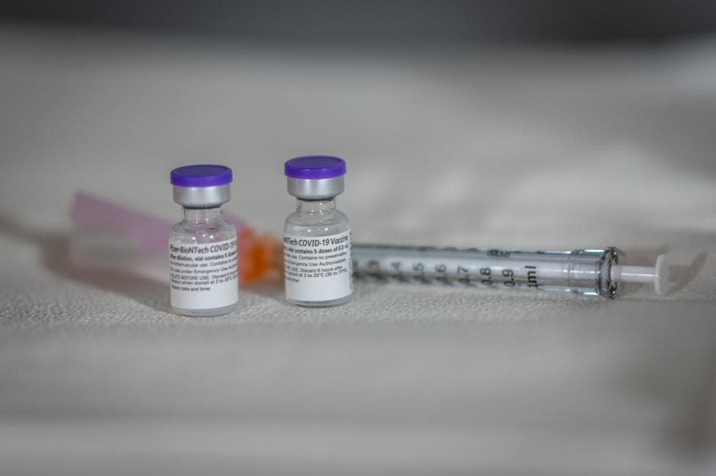 Se puede encontrar información sobre todos los sitios de vacunación en Arizona en
<a href="https://www.azdhs.gov/preparedness/epidemiology-disease-control/infectious-disease-epidemiology/index.php#novel-coronavirus-find-vaccine" target="_blank">azhealth.gov/findvaccine. </a>
<br>