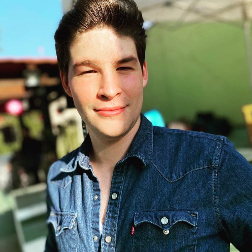 "Se voltearon, fue la pura camioneta, y traileros se bajaron, los asistieron, 
<b>Sebastián había quedado a media carretera</b>, tirado en el piso", narró.
<br>