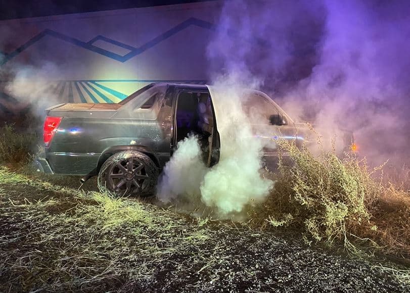 Afortunadamente, las tres personas atrapadas al interior del vehículo pudieron escapar por la cabina.