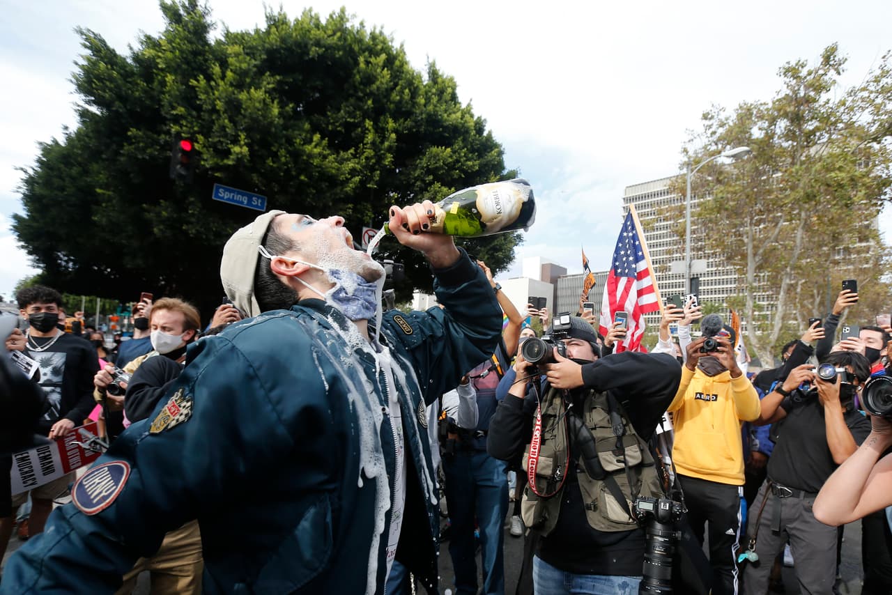 Cientos de personas de júbilo en las calles de Los Ángeles, California, celebrando la victoria demócrata en Pennsylvania.