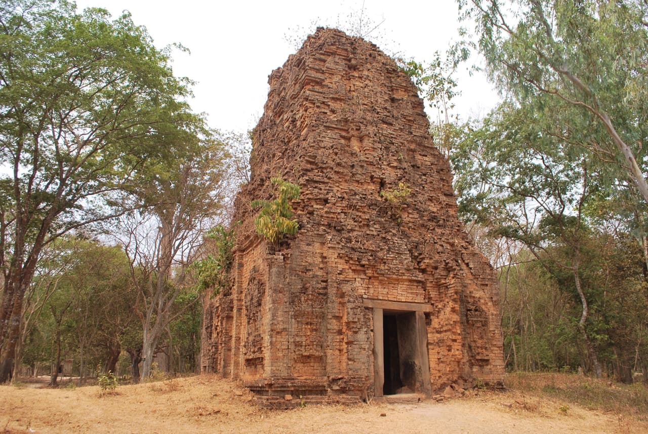 <b>Sambor Prei Kuk, Cambodia.</b> El sitio arqueológico de Sambor Prei Kuk, ‘el templo de la riqueza del bosque’ en lengua khmer, ha sido identificado como Ishanapura, la capital del imperio Chenla que floreció a finales del siglo VI y principios del séptimo. Los vestigios de la ciudad cubren un área de 25 kilómetros cuadrados e incluyen un centro de la ciudad amurallado, así como numerosos templos, diez de los cuales son especímenes octogonales, únicos de su género en el sudeste de Asia. 
<br>