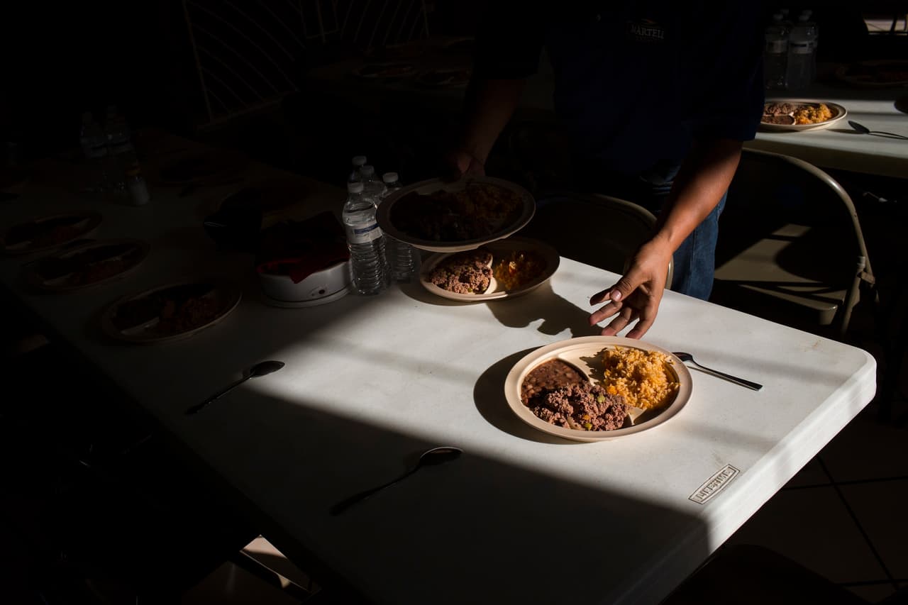 Los viajeros reciben un plato de arroz con frijoles para cenar, en el refugio “Casa del Migrante” en Nuevo Laredo. En este albergue se encuentran varios cubanos que se quedaron varados luego del la eliminación de la ley “Pies secos, pies mojados”, derogada por Barack Obama. 25 de marzo de 2017.