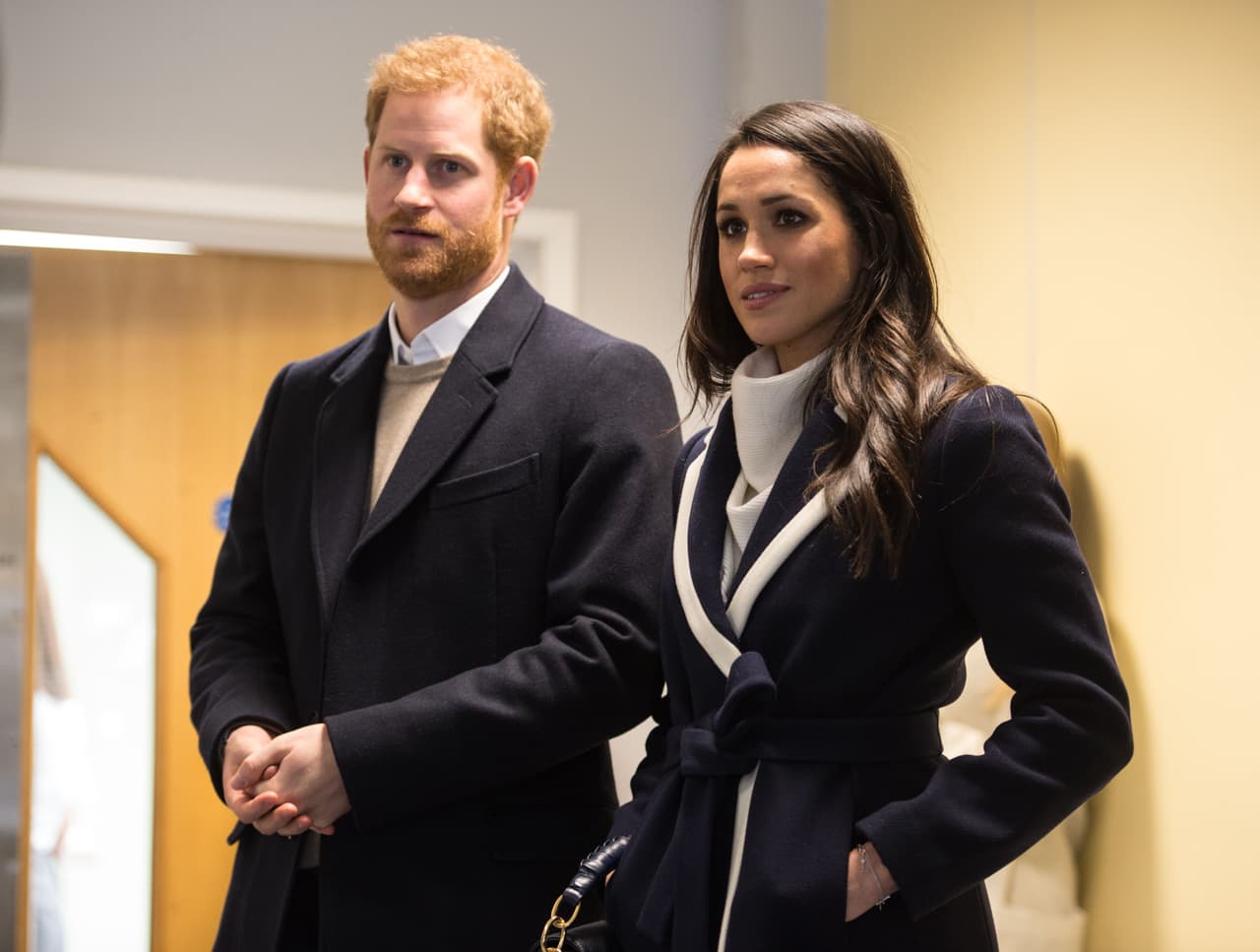 El pliego entregado a las autoridades señala que Thomas no llamó a Meghan antes de su boda con el príncipe Harry para explicar que no podría asistir a su enlace matrimonial, realizado en mayo de 2018. 
<br>