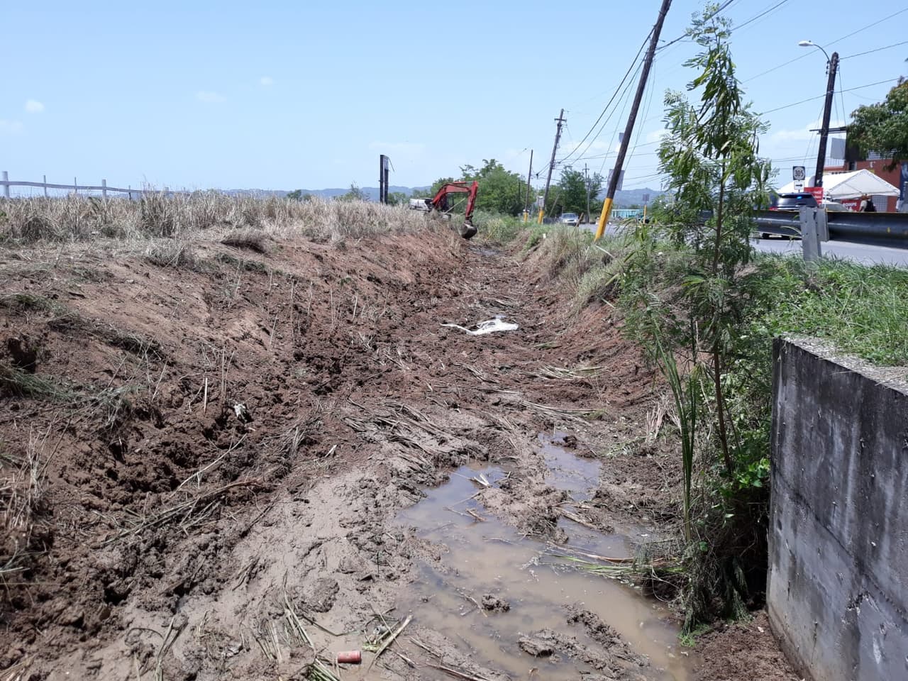 Limpieza en una quebrada del sector Maguayo en Lajas.
