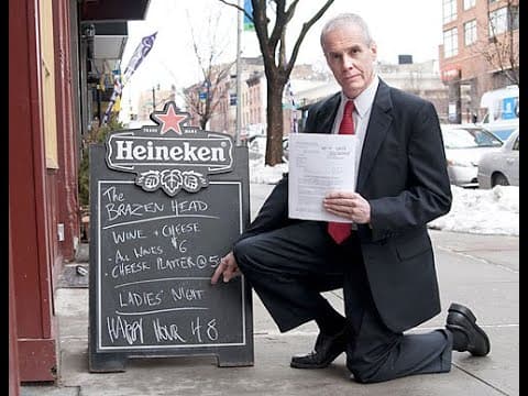 De acuerdo con 
<i>CNN</i>, Hollander había presentado numerosas demandas en contra de supuestas causas feministas, e incluso tenía varios escritos en su página web de reflexiones “antifeministas”.