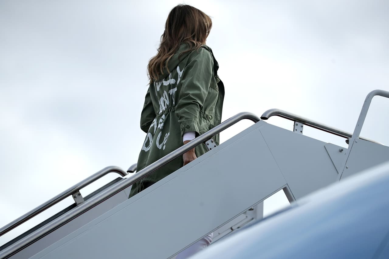 La lectura más obvia que más se expandió en los medios, fue que ese mensaje era enviado a todos aquellos que estaban clamando por el dolor que estaban viviendo las familias de inmigrantes. Melania estaba haciendo un acto protocolario y no un verdadero gesto político de tratar de entender la crisis.