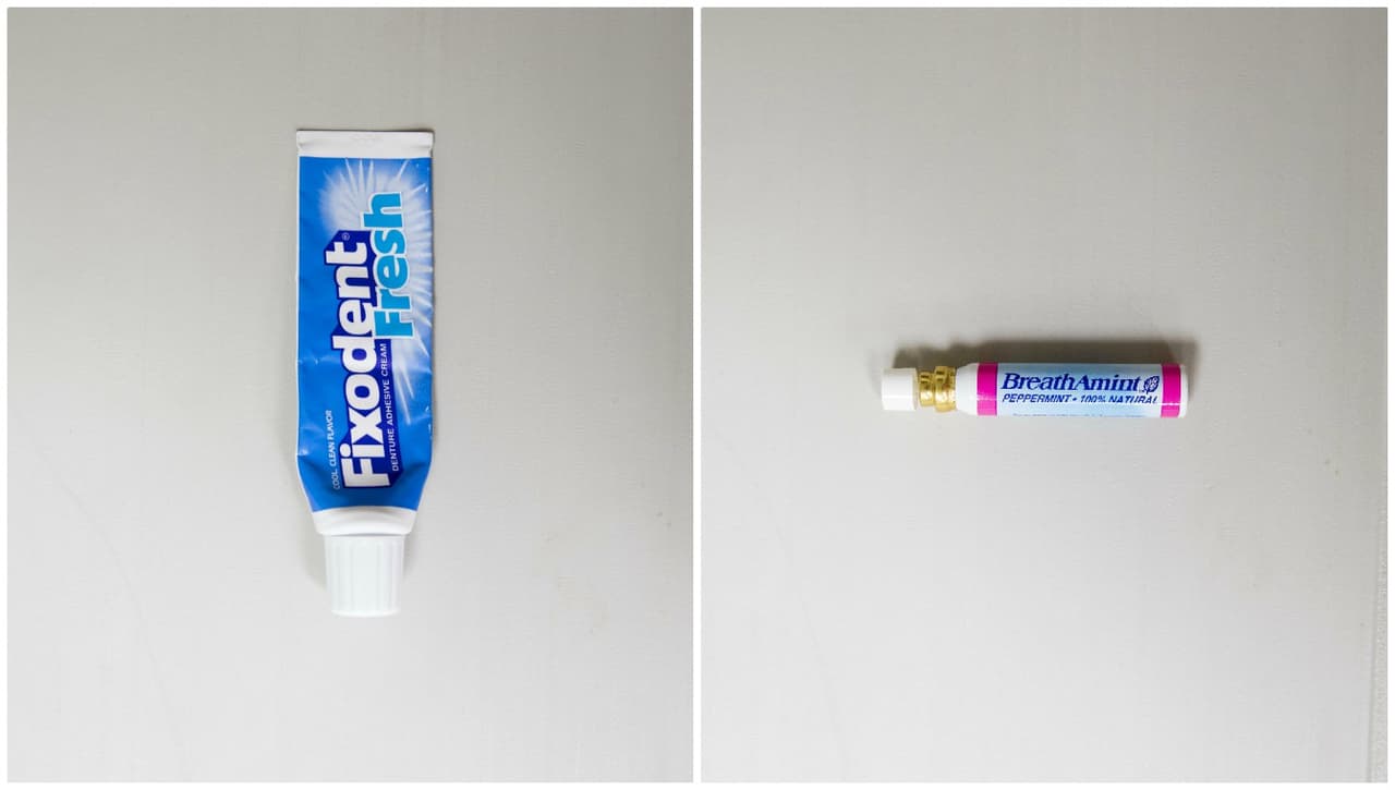 No solo había Fixodent, en la cartera había un frasco de 
<i>spray</i> para el aliento.