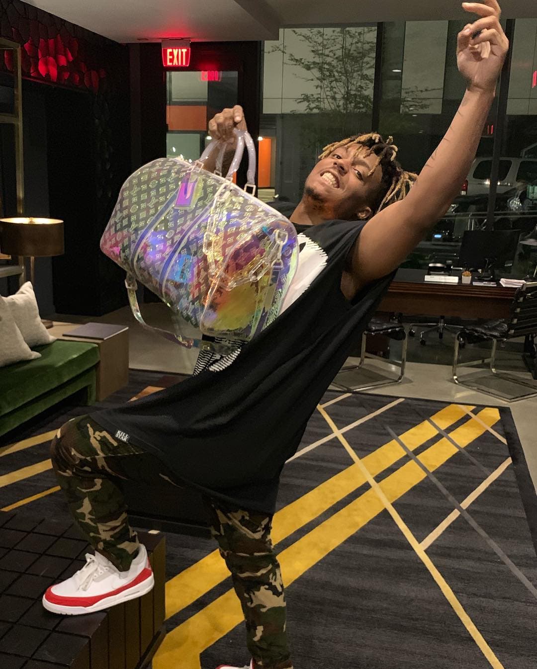 De acuerdo con información de la fuente, el rapero Juice Wrld caminaba hacia la salida del aeropuerto cuando sufrió una convulsión y sangró por la boca.