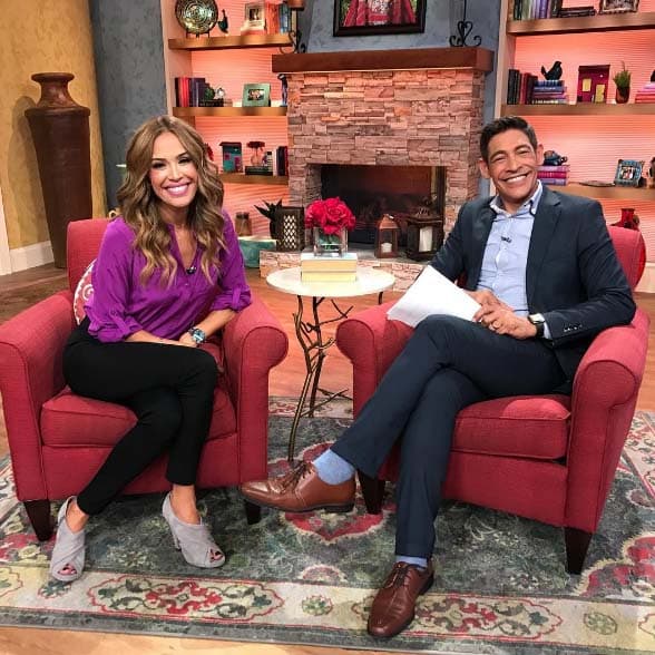 La sonrisa es el mejor accesorio existente. Sonríe y verás como las personas se contagiarán de tu alegría.