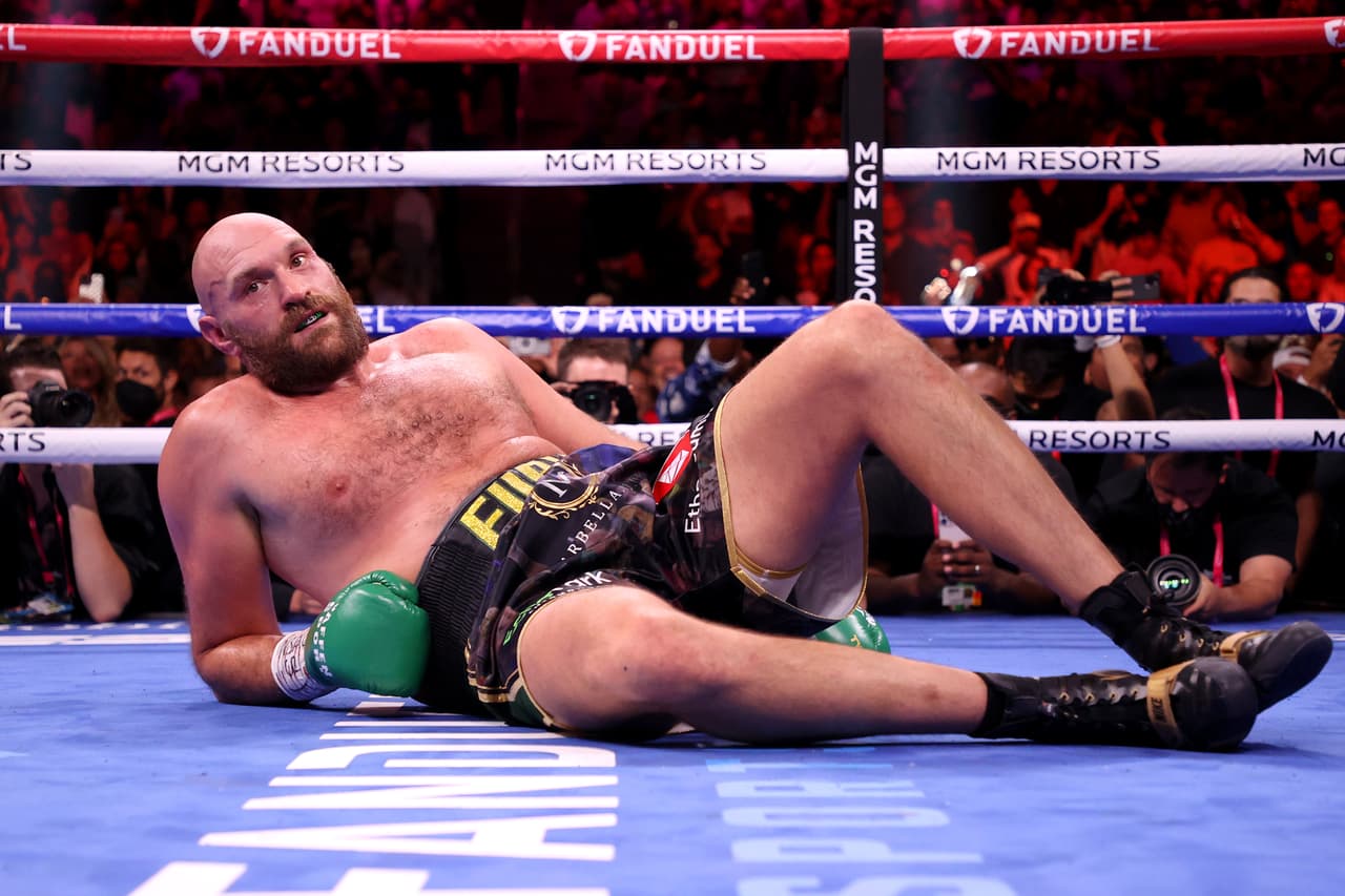 Tyson Fury derrotó por la vía de nocaut a Deontay Wilder en un plaito que no tuvo tregua, ambos boxeadores visitaron la lona.