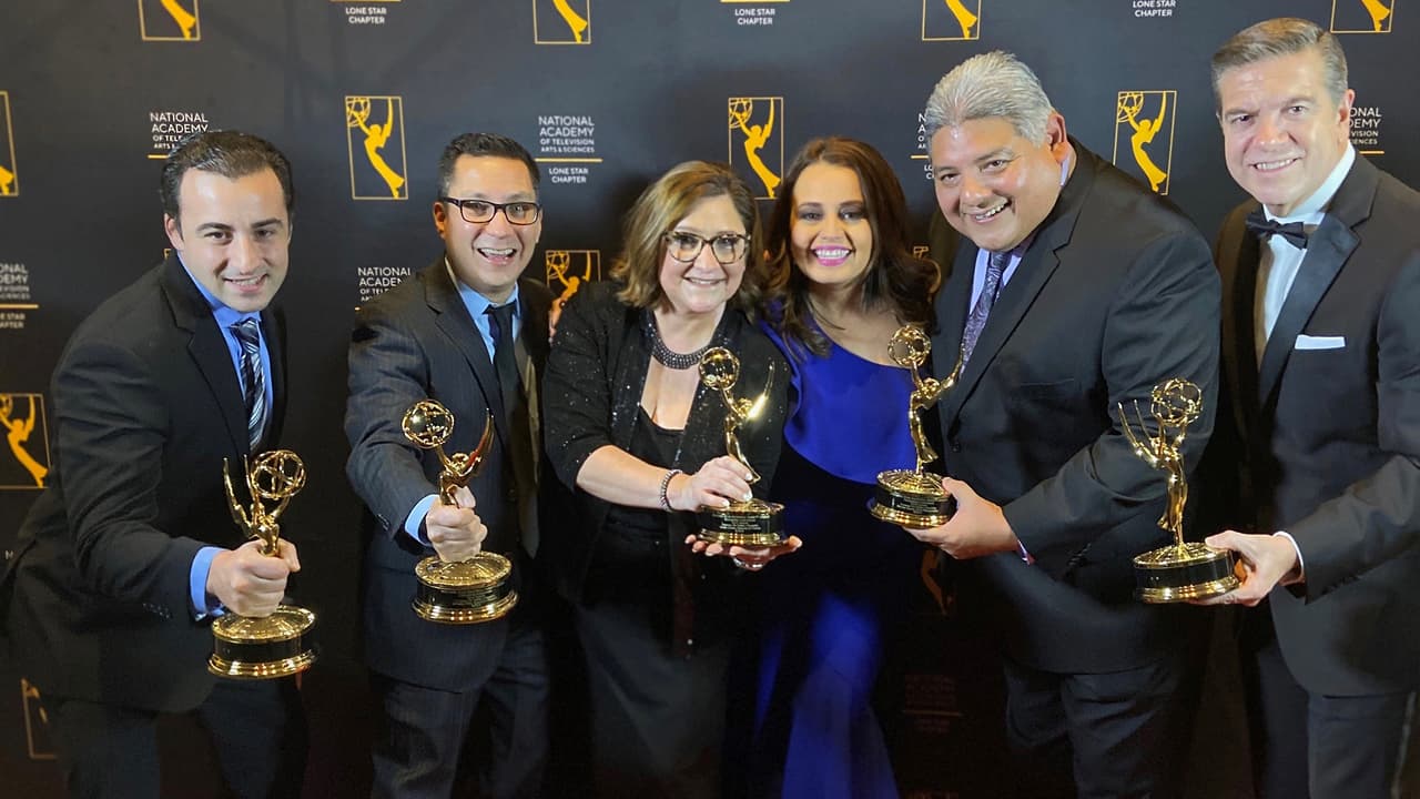 De izquierda a derecha: Victor Ordoñez (Graphic Designer), Salvador Cruz (Executive Producer), Martha Kattan (News Director), Leslie Enríquez (Producer), Nicolas García (Chief Photographer), Raúl Peimbert (Host). Todos ganaron por la historia "Frontera: De Sueño A Pesadilla".