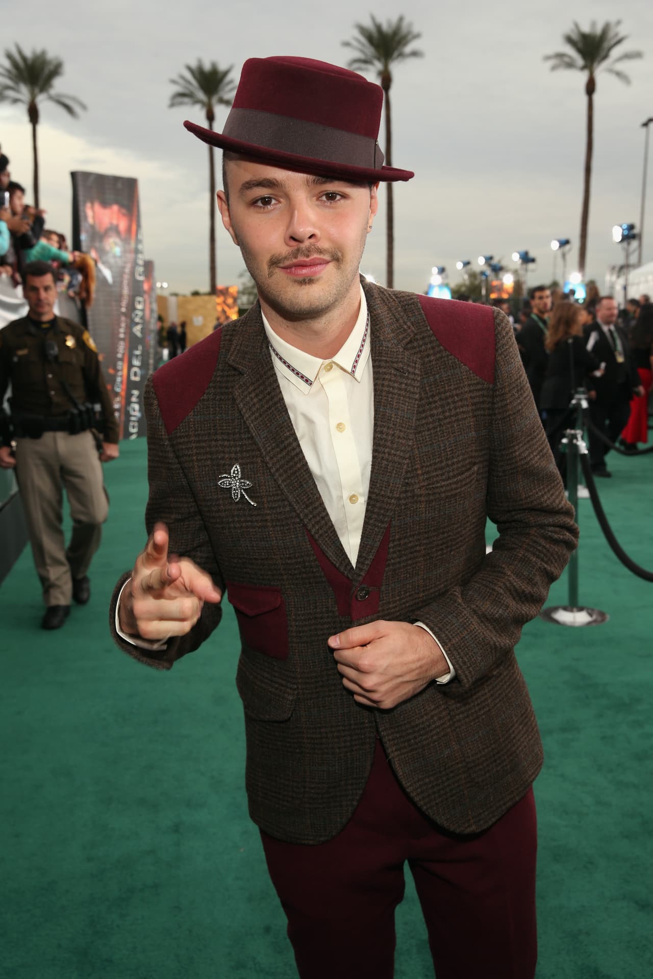 En 2012, Jesse Huerta (de Jesse & Joy) optó por un look clásico: sombrero, saco, hombreras, camisa en cuello V, en una combinación de color guinda y café que no lo hacían pasar desapercibido en la alfombra. Fiel a su estilo.