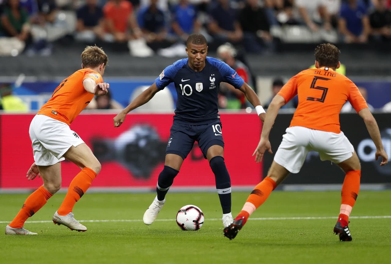 Mbappe ratificó durante el partido la calidad que mostró con su país en el Mundial. Así se fue el primer tiempo con el resultado a favor.