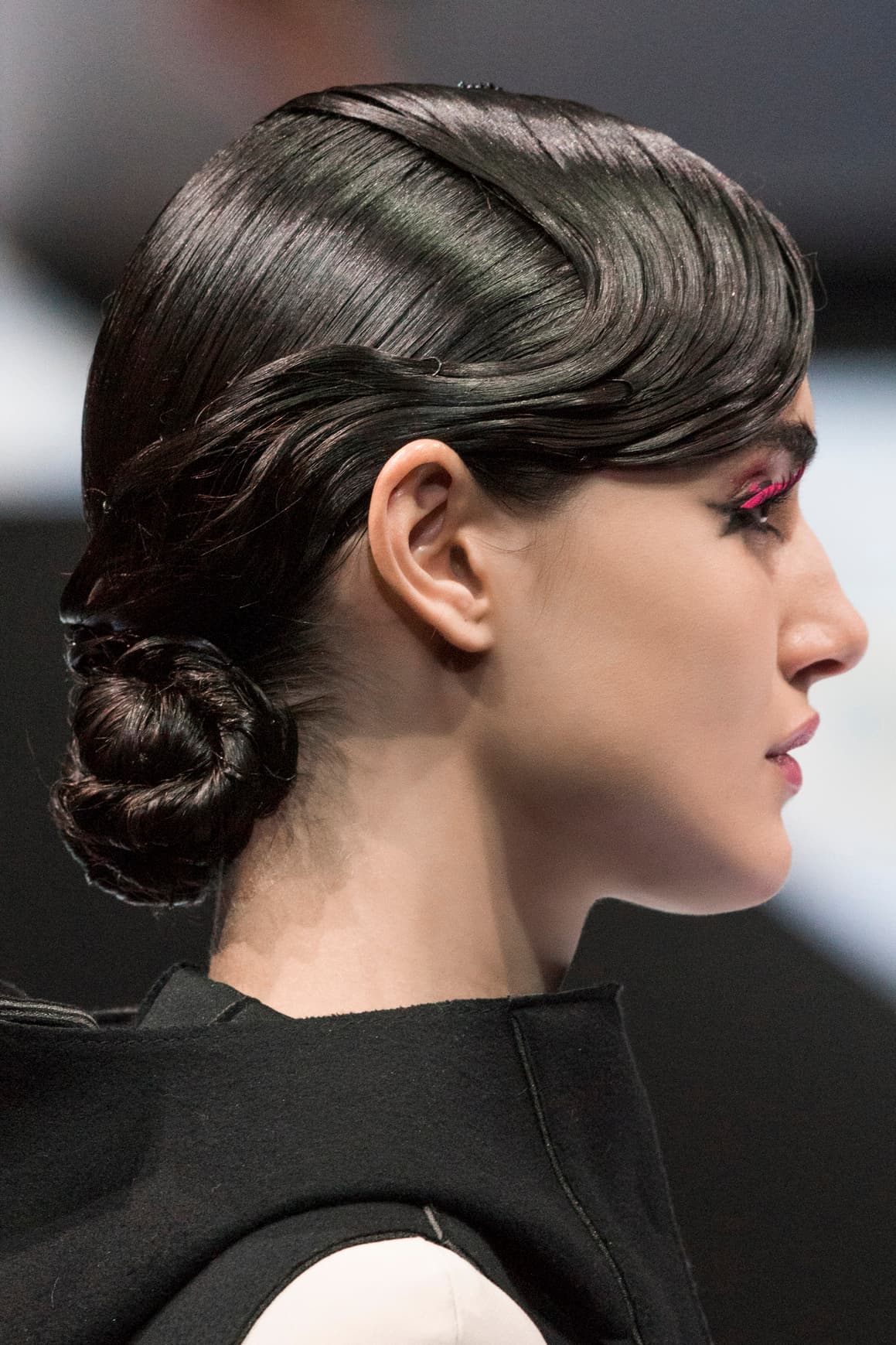 <b>Efecto en las pestañas.</b> Para darle un toque original a tu mirada puedes aplicar pestañas postizas en tono rosa. Llévalas únicamente en una parte, pero intenta que queden en la misma posición.
<br>