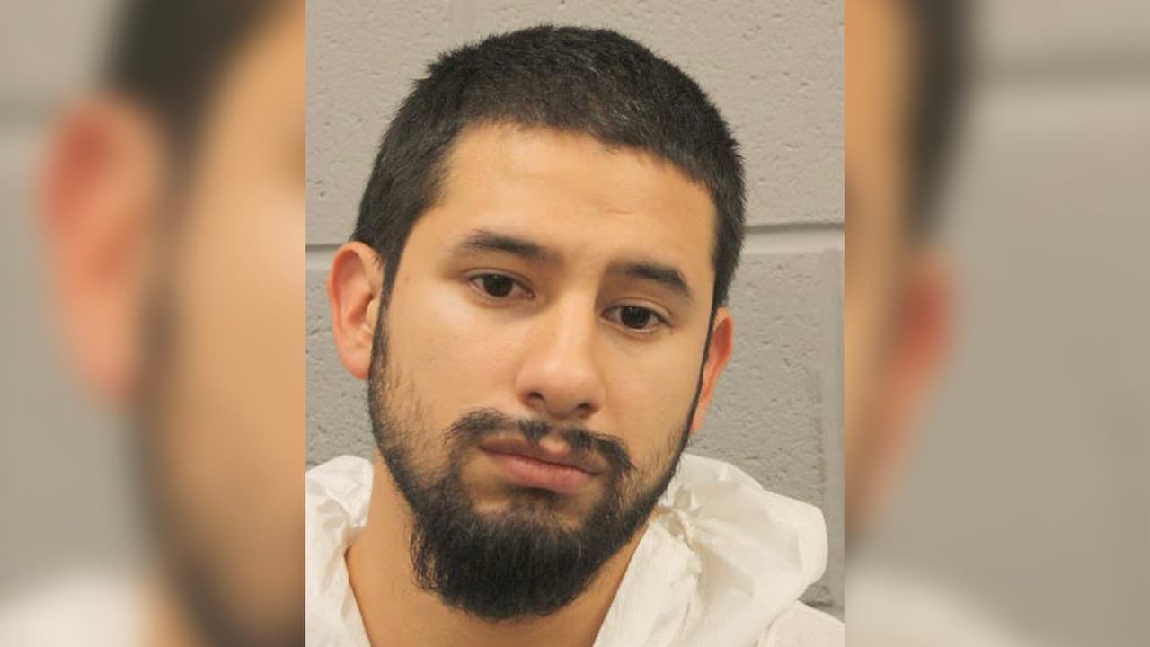 La sentencia en contra de 
<a href="https://www.univision.com/local/houston-kxln/es-presentado-en-corte-arturo-solis-el-sospechoso-de-asesinar-al-sargento-christopher-brewster-video">Arturo Solís,</a> de 25 años, se emitió después de que aceptó un acuerdo de culpabilidad para evitar la pena de muerte.