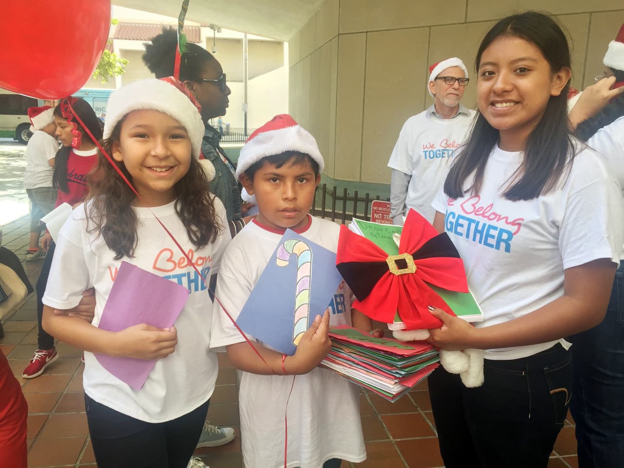 Elena (derecha), de 17 años, fue otra de las adolescentes en ir a entregar su carta al alcalde de Miami Dade, Carlos Gimenez.