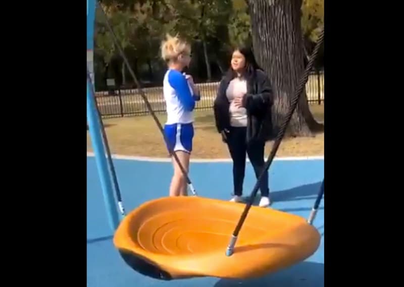 Samantha Louise Eley se hizo pasar por una mujer policía / Captura de pantalla @arlenedgaf.