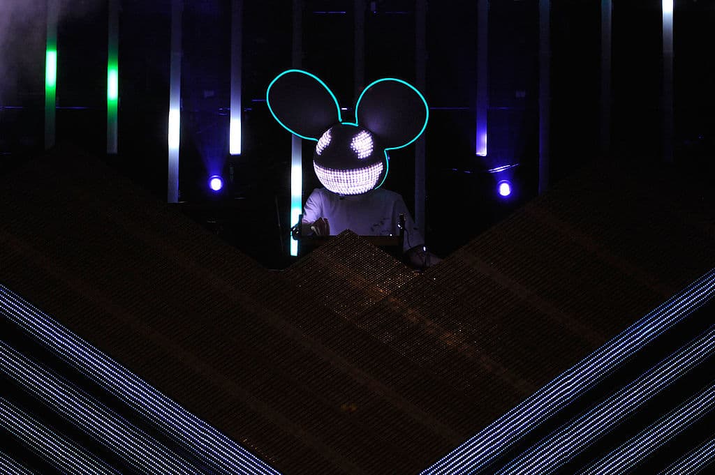 La música electrónica también ha estado presente, animando a la audiencia.
<br>
<br>En la imagen, el DJ Deadmau5 durante su presentación en Coachella 2010.
<br>