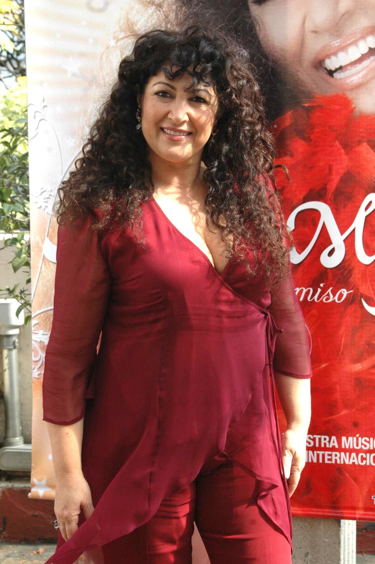 Además, su esposa Amanda Miguel había usado las redes sociales para mostrar su postura ante la vacuna, en la cual dijo que no confiaba: "¡Quizás 'la vacuna' sea el famoso covid! No gracias, ni el microchip, para nada", escribió el 27 de abril de 2020 en Twitter.
<br>