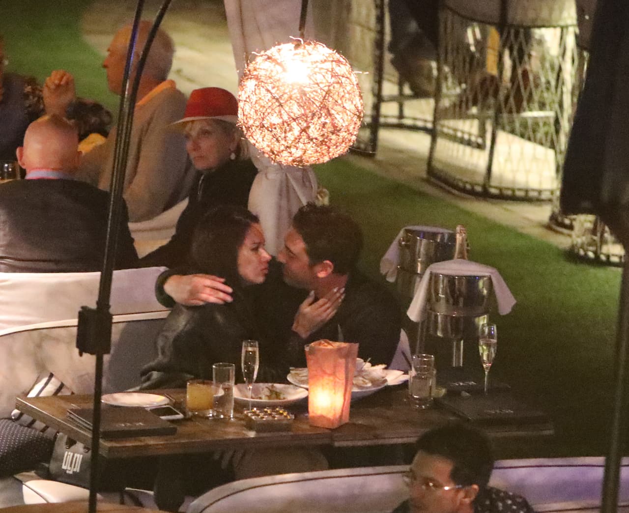 Adriana Lima rompió con el receptor de New England Patriots Julian Edelman hace sólo una semana. Sin embargo, se le vio besándose en un restaurante con el chico malo de los muchachos de Nueva York Mitch, Matt Harvey. Estas son las primeras fotos de la nueva pareja. La pareja llegó en yate y cenaron y tomaron champán por horas en el River Yacht Club el 15 de marzo de 2017, en Miami, Florida.