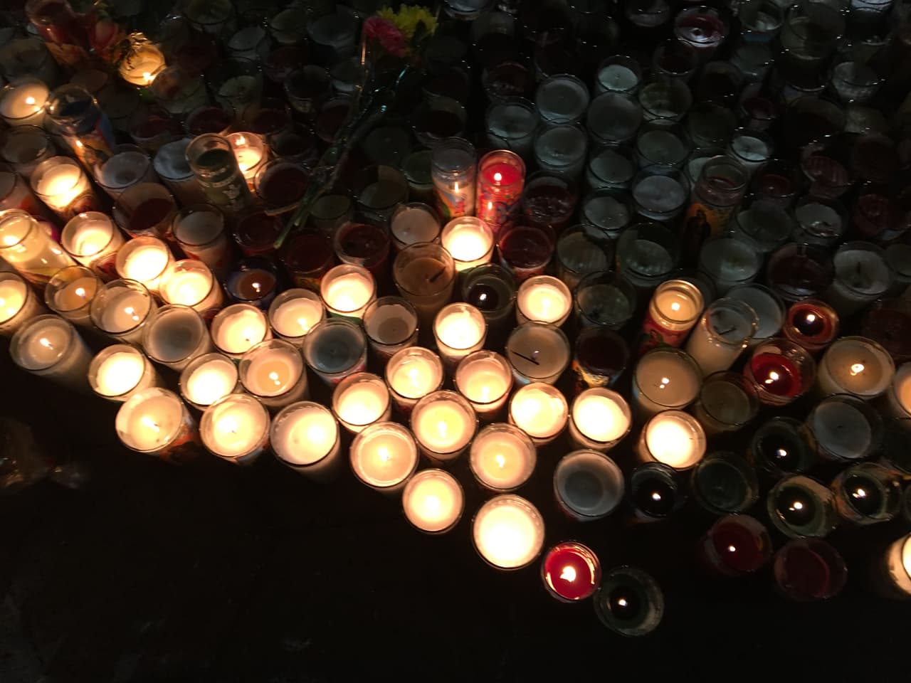 Además, los asistentes dejan su muestra de fé con presentes como veladoras.