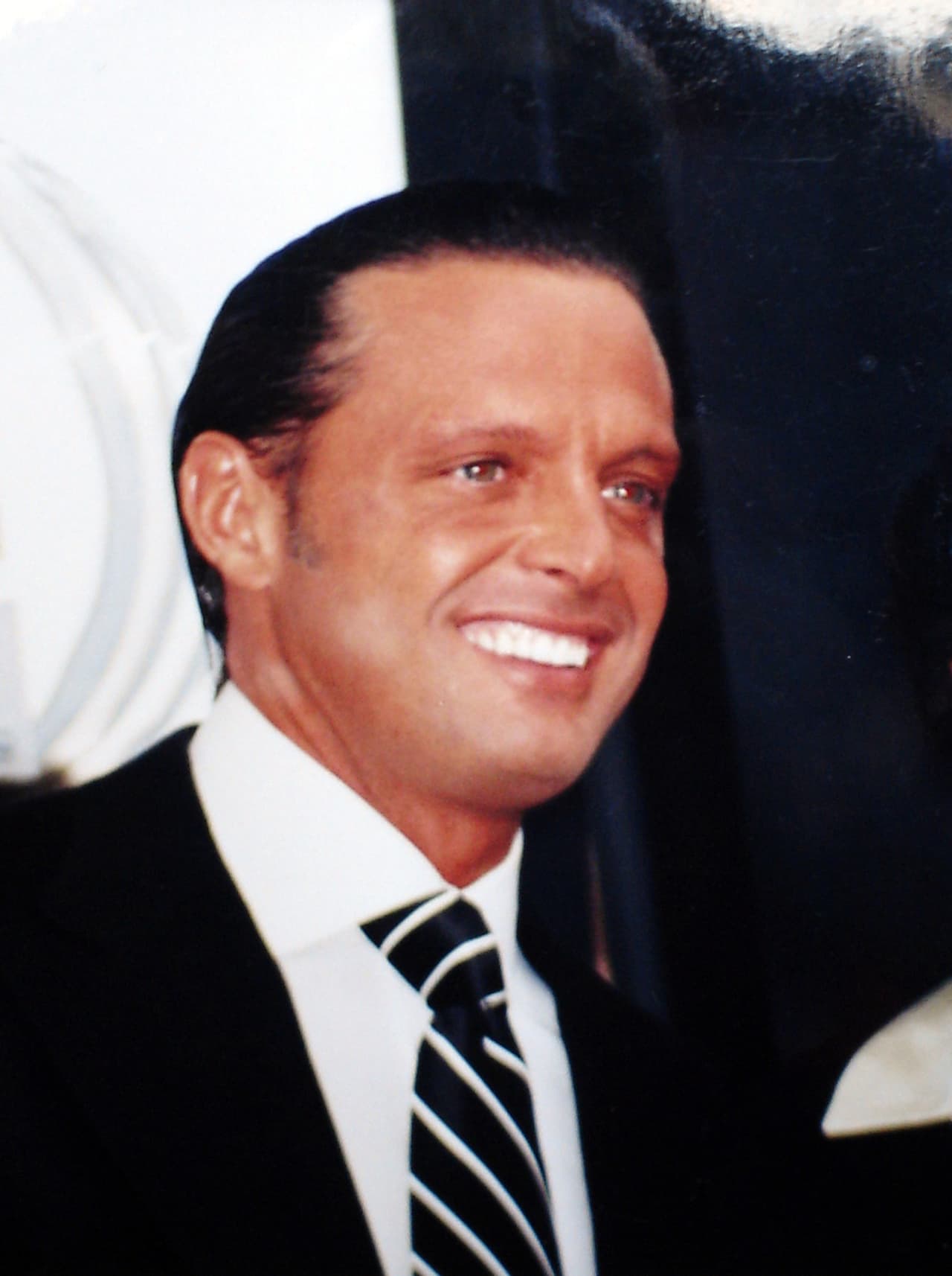 Gabriel se notó feliz al ver el resultado de 'El Randomizer', pues la máquina que les asigna las transformaciones indicó que este domingo interpretará a Luis Miguel.